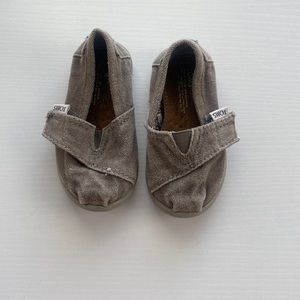 Kids gray Tiny Toms shoes in size 5 for toddler
